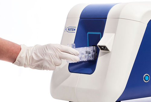 Einsetzen einer Cartridge in das ROTEM sigma